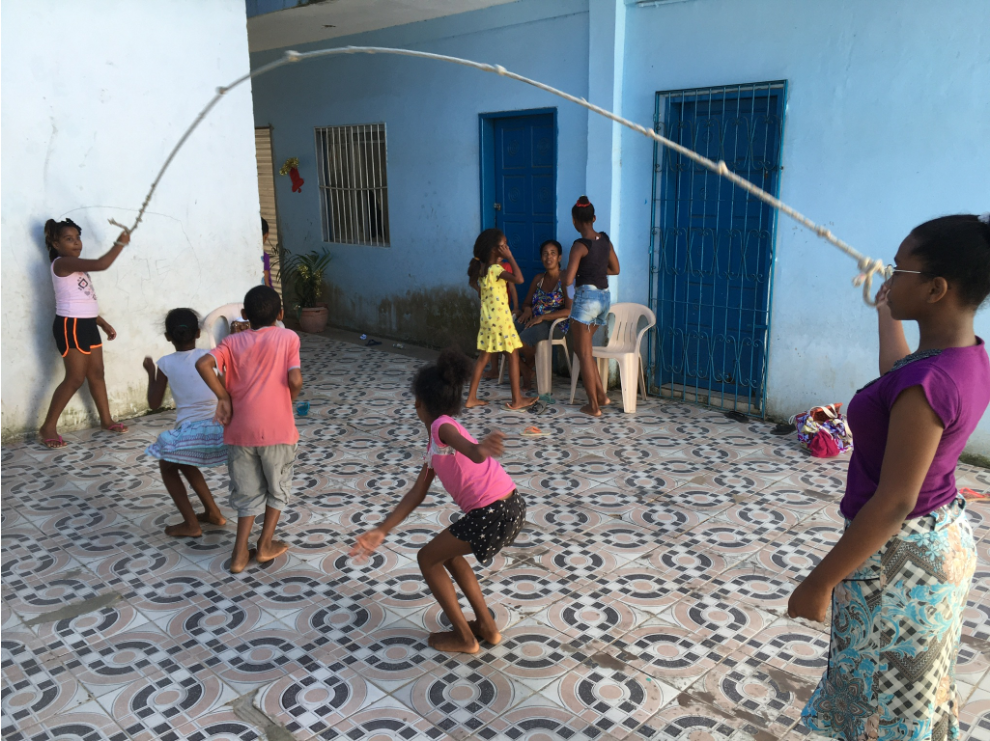 Jovens jogar no Clubere